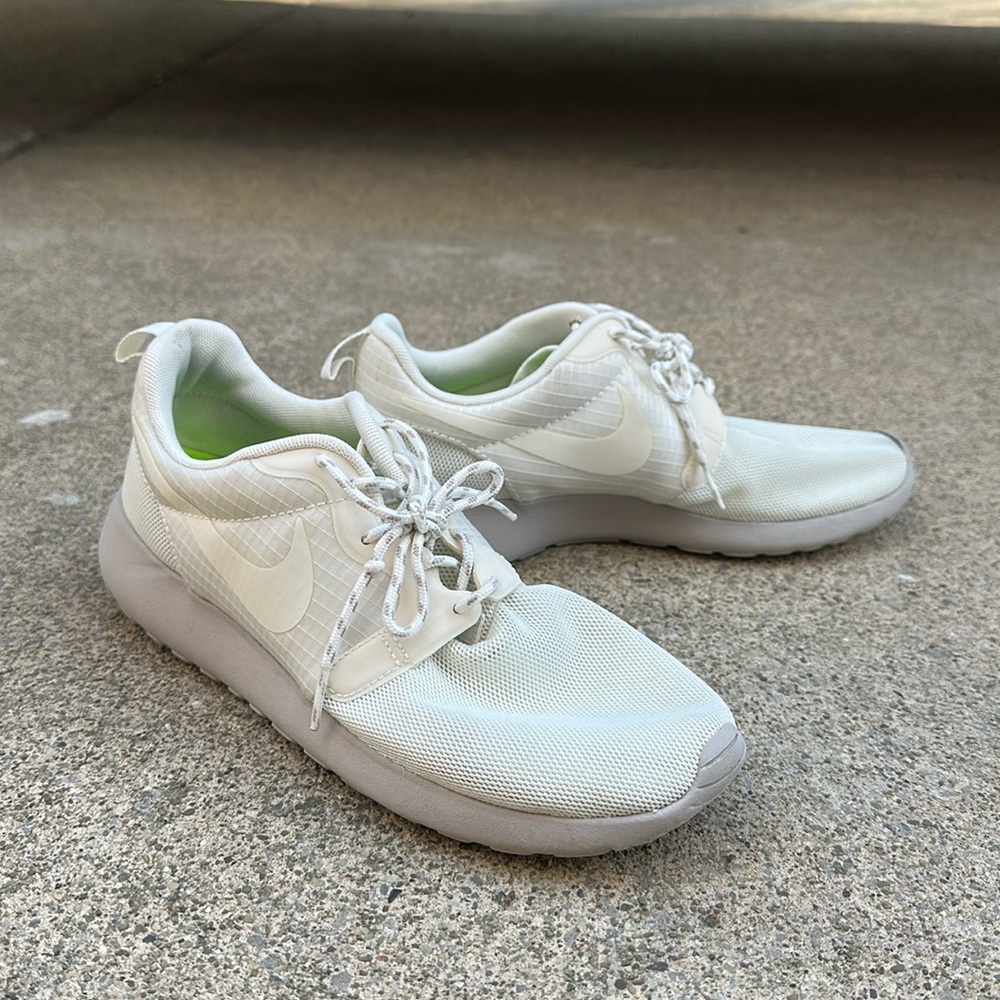 Nike rosche runs white and cream
